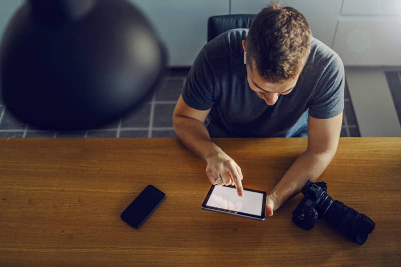 Fotógrafo profesional realizando una firma simple digital en su tableta